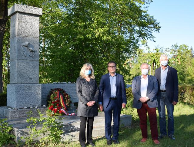 GV Jutta Wambacher, Bgm. Christian Schöffmann, Vbgm. a.D. Friedrich Nagl, Bgm. a.D. Josef Sturmair (v.l.) | Foto: Marktgemeinde Gunskirchen