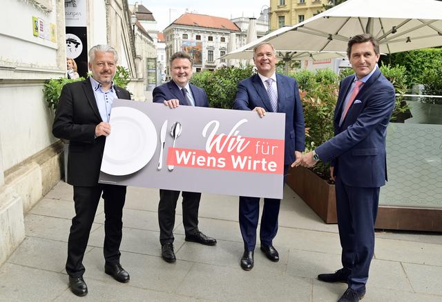 Wirtschaftskammer-Vizepräsident Hans Arsenovic, Bürgermeister Michael Ludwig, Wirtschaftskammer-Wien-Präsident Walter Ruck und Wirtschaftsstadtrat Peter Hanke (v.l.) präsentieren eine Gastro-Gutschein-Aktion für Wiener Haushalte.