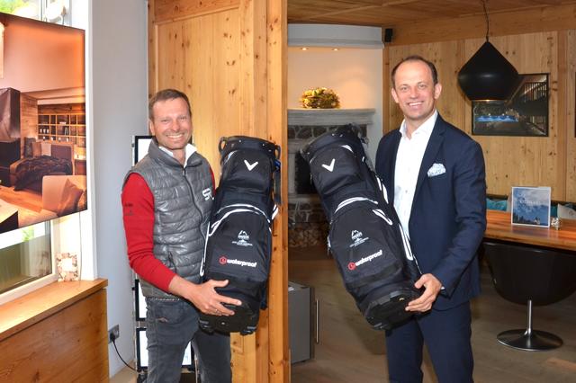 Amir Suljic (Cum Laude, re.) stellte Turnierchef Christian Küchl 20 Golfbags für das Turnier zur Verfügung.