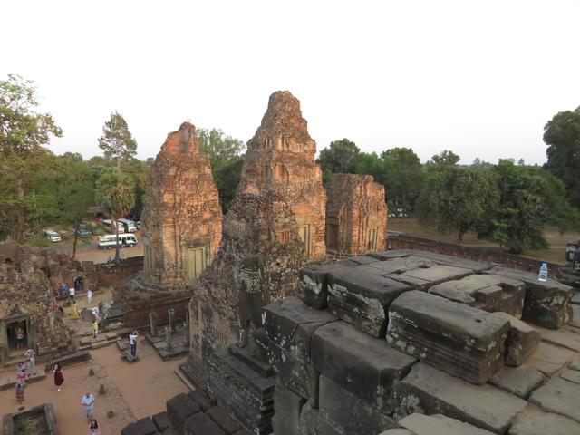 13.02.2020 bei Sonnenuntergang im Angkorgebiet besteigen wir den Tempel Pre Rup