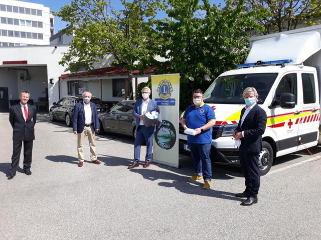 Andreas W. Heinz, Josef Gruber, Franz Stockinger, Otmar Fetz und Bernhard Ploier bei der Maskenübergabe. (v.l.) | Foto: Rotes Kreuz Wels