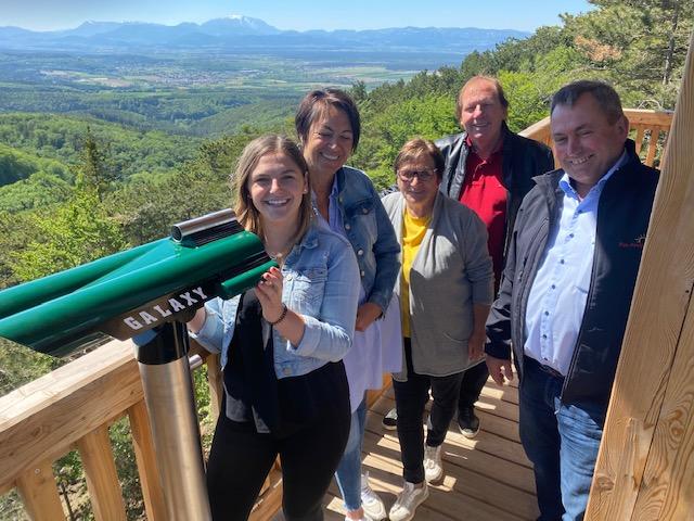 Celina Spadt, Tourismusobfrau Anita Treitl, Anni Spadt, Bgm. Matthias Weghofer und Bürgermeister Bernhard Karnthaler aus Lanzenkirchen testen die neuen Fernrohre auf der Aussichtsplattform | Foto: Wiesen