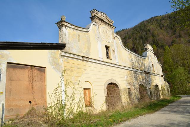Start der Wanderung: Die alte Gießerei der Firma Heiser in Kienberg ist leider sehr verfallen, obwohl das Gebäude unter Denkmalschutz steht. | Foto: Roland Mayr