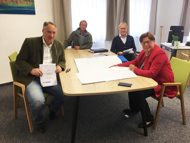 Bürgermeister Josefa Schmidl-Haberleitner, Geschäftsführender Gemeinderat Martin Mühlbacher,
Ing. Peter Trattner, Bürgermeisterin Josefa Geiger;