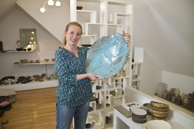 Petra Lindenbauer in ihrer Galerie in Stadtschlaining