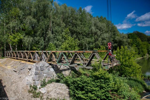 Über zehn Jahre war die "Ersatzbrücke" des Bundesheeres der Weg in die Melker Au. Jetzt wurde sie abgebaut. | Foto: Niklas Meyr