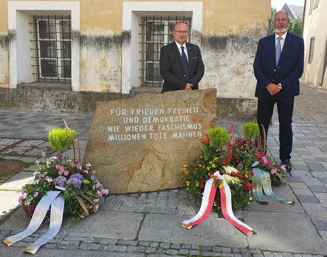 Bürgermeister Johannes Waidbacher und Zeitgeschichte-Obmann Florian Kotanko gedachten am 8. Mai der Opfer von Krieg und Nationalsozialismus. | Foto: Stadt Braunau