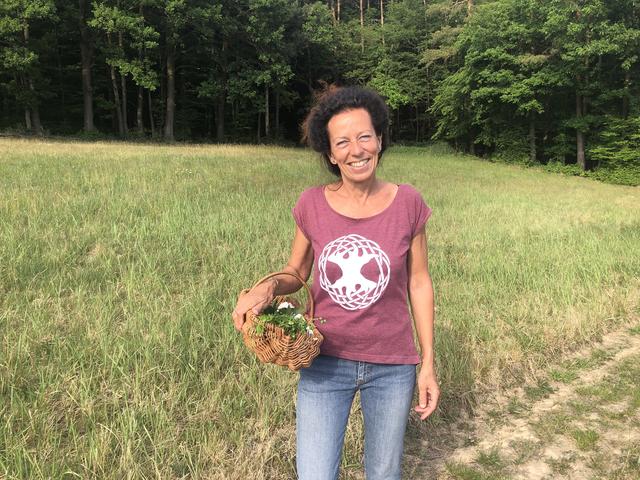 Manuela Ottawa beim Kräuterrundgang im Wienerwald. | Foto: Karin Zeiler / Bezirksblätter NÖ