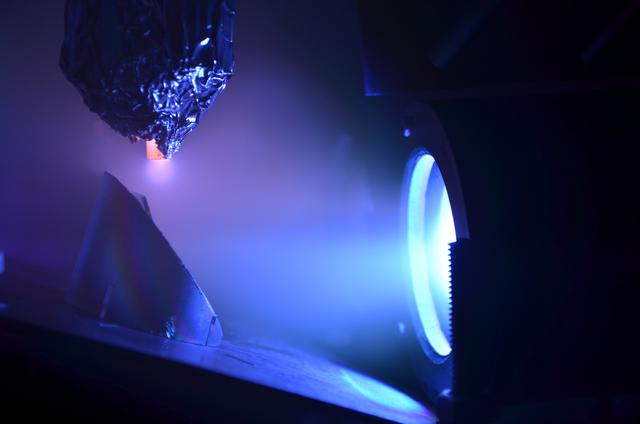 Kombinierte Magnetron/Surfatron-Abscheidung von TiO2 im metallischen Modus.
  | Foto: Universität Budweis/Labor für Angewandte Plasmaphysik und Nanostrukturen
