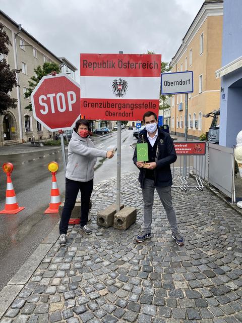 LAbg. Simon Heilig-Hofbauer (rechts) mit der Bayerischen  LAbg Gisela Sengl in Oberndorf. | Foto: Die Grünen Salzburg