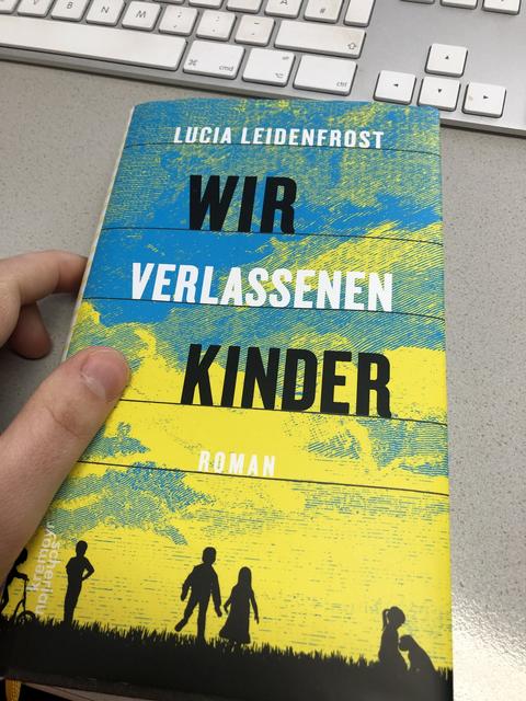 Lucia Leidenfrost liefert mit "Wir verlassenen Kinder" einen packenden Roman.