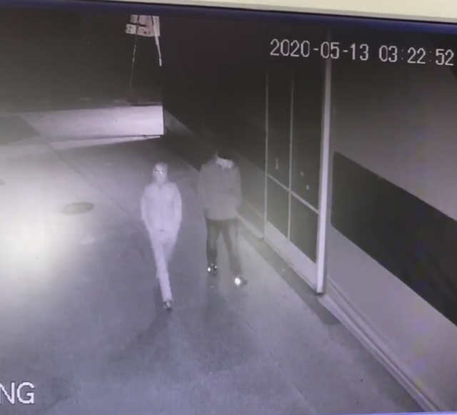 Die beiden Täter wurden von der Überwachungskamera beim LASK-Bürogebäude gefilmt. | Foto: LASK