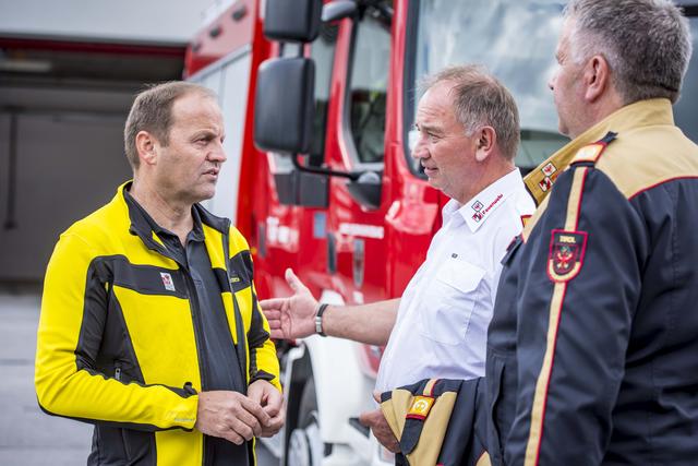 V. li. Sicherheitsreferent LHStv Josef Geisler, Landesfeuerwehrkommandant Peter Hölzl und Landesfeuerwehrinspektor Alfons Gruber in der Landesfeuerwehrschule in Telfs.