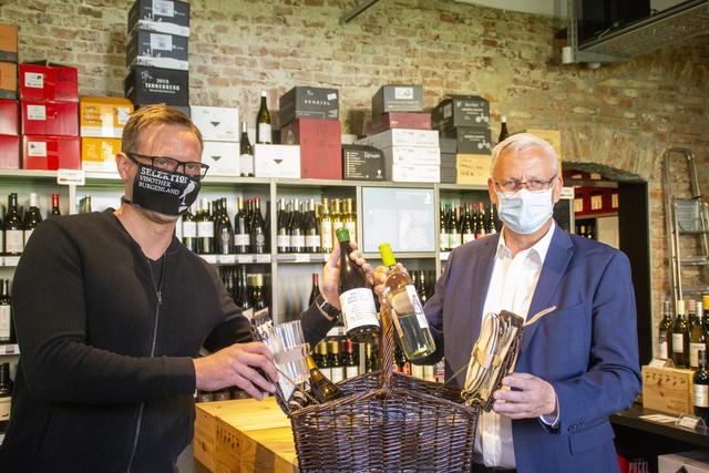 Bgm. Thomas Steiner reservierte sich umgehend einen Picknick-Korb in der Selektion bei GF Konrad Robitza.