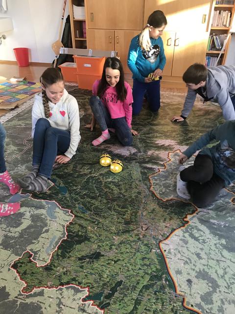 Die witzigen "BeeBots" begeistern Schüler und Lehrkräfte. | Foto: VS Reitdorf