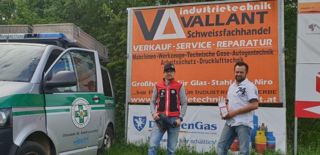 Übergabe in St. Andrä: Andreas Vallant von der Firma Industrietechnik Vallant (rechts) und Bergretter Markus Tripolt  | Foto: Bergrettung St. Andrä