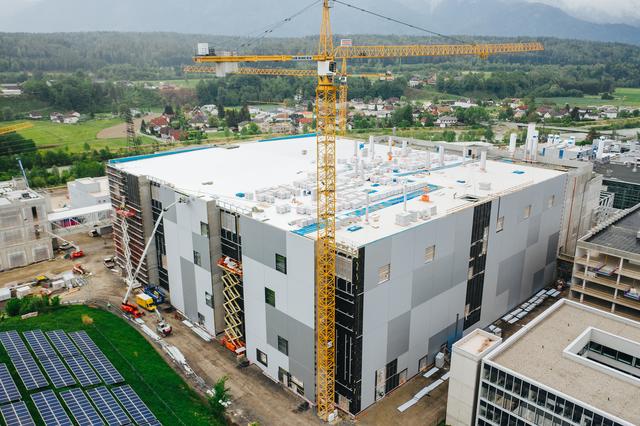 Chipfabrik: 60.000 m2 Bruttogeschoßfläche, 120 Meter lang, 110 Meter breit und 35 Meter hoch.