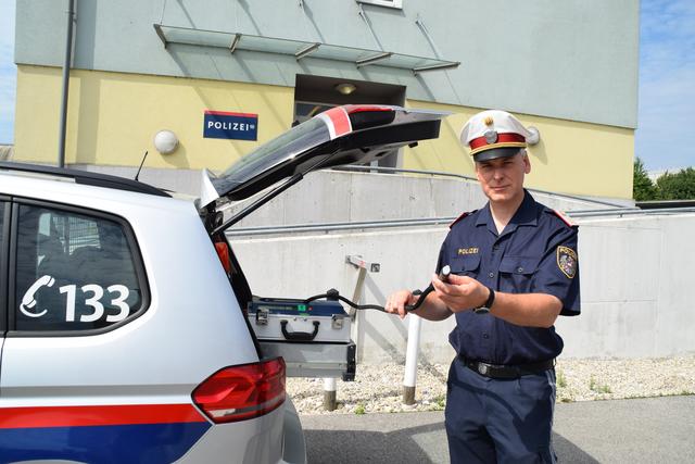 Alois Schnaitt, Verkehrsreferent am Bezirkspolizeikommando, mahnt Verkehrsteilnehmer zu Vorsicht und Vernunft. | Foto: Sandra Schütz