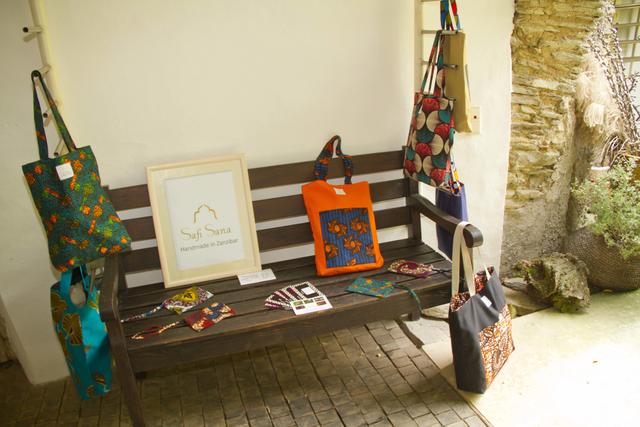 Wunderschön gefertigte Taschen in Zanzibar von Naomi sind auch zu bestaunen und erwerben