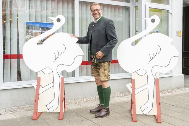 Tourismuschef Robert Herzog mit dem Corona-Abstandhalter, dem Leobener Strauß. | Foto: Klaus Pressberger