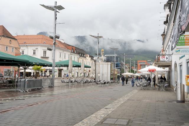 Nieselregen am Leobener Hauptplatz: Warten auf Sonnenschein wie auf Gäste. | Foto: Klaus Pressberger