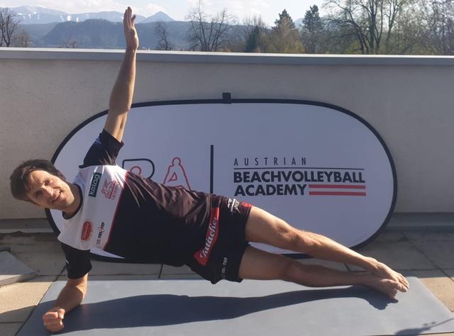 Xandi Huber motiviert Kids, Jugendliche, aber auch Eltern von seinem Balkon aus zur Bewegung | Foto: Privat