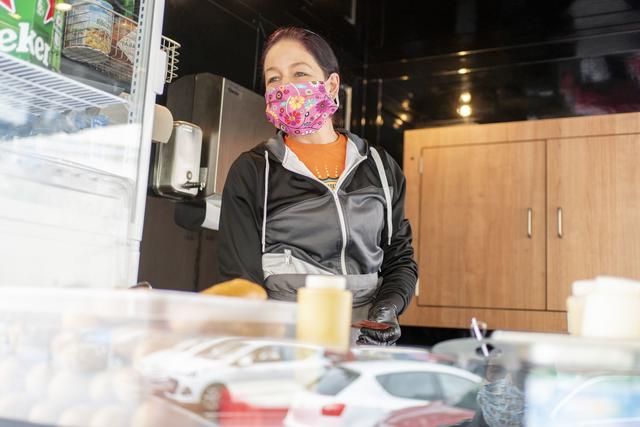 Dagmar Pracher kann ihre Hot-Dog-Kreationen endlich wieder unter das Volk bringen. | Foto: Klaus Pressberger