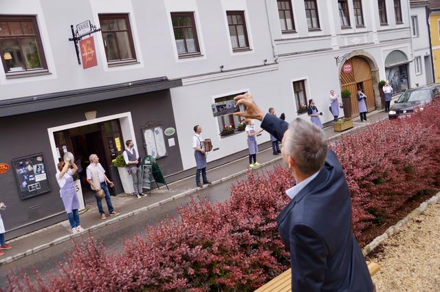 Auch Bürgermeister Martin Leonhardsberger überzeugte sich persönlich von dem außergewöhnlichen Wirtshaus-Konzert.