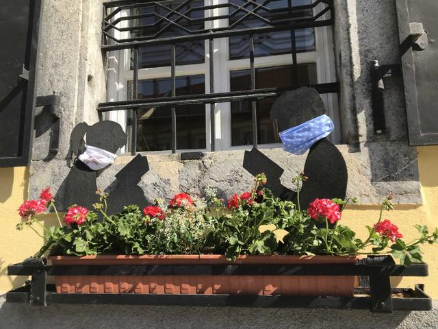 Wiedereröffnung mit Sicherheitsregeln: Die beiden Leseratten am Büchereifenster in Eibiswald verbildlichen die derzeit besonderen Umstände unseres Zusammenlebens, die auch den Bibliotheksbetrieb bestimmen.