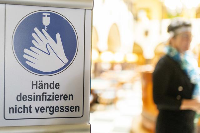Desinfektion ist wichtig als Schutz vor Covid-19, nicht nur bei einem Lokalbesuch. | Foto: Klaus Pressberger