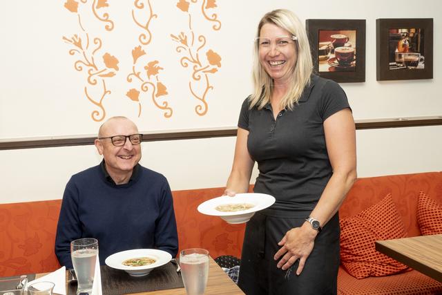 Isabella Pichler serviert WOCHE-Redakteur Wolfgang Gaube eine feine Suppe. | Foto: Klaus Pressberger