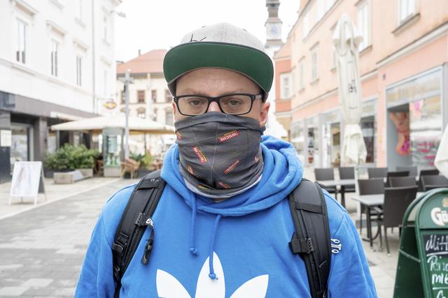 Fotograf Klaus Pressberger erweist sich mit seinem NMS-Schutz als WOCHE-Fan. | Foto: Klaus Pressberger