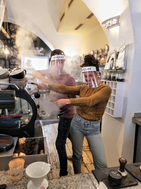 So wie Lea Gruber vom Pan Cafe in Halleins Altstadt, freuen sich tausende Mitarbeiter im Gastgewerbe auf das Wiedersehen mit ihren Gästen. | Foto: Privat