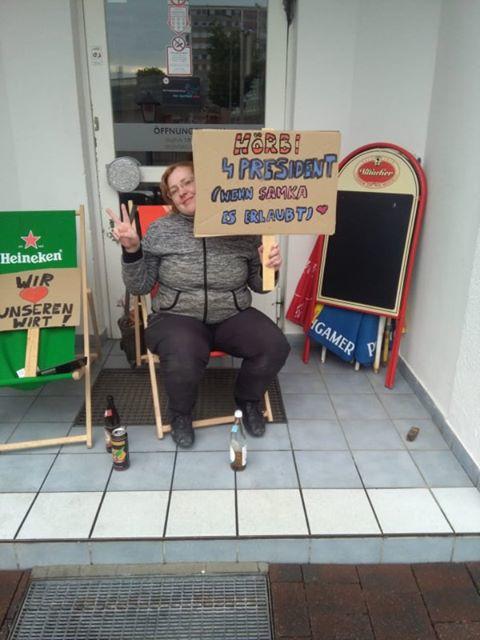 Warten vor dem Cafè "La Mirage" in der St. Ruprechter Straße | Foto: Privat