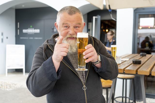 Klaus Schwartzbart genießt im "Zwanzger" endlich wieder ein frisch gezapftes Gösser. | Foto: Klaus Pressberger
