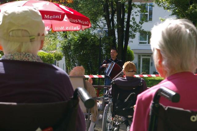 "Aufgeiger" Christian Gruber spielte für die BesucherInnen vom Volkshilfe-Seniorenzentrum Deutschlandsberg auf.
