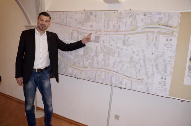 Loosdorfs Bürgermeister Thomas Vasku mit dem Plan für die Sanierungsarbeiten der Bundesstraße.