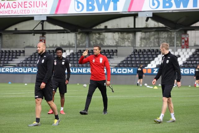 LASK-Chefcoach Valerien Ismael (Mitte) trug den Wunsch nach einem Trainingsspiel an Vize-Präsident Jürgen Werner heran. | Foto: BRS