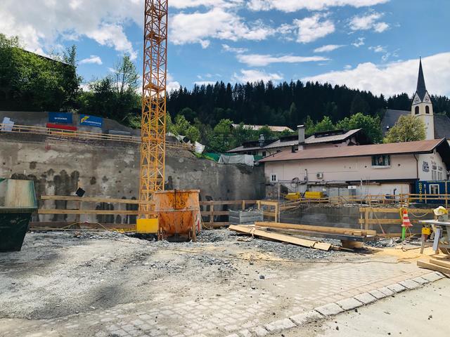 Die Arbeiten am neuen „All Suite Resorts Fieberbrunn“ im Marktzentrum sind im Gange. | Foto: Kogler