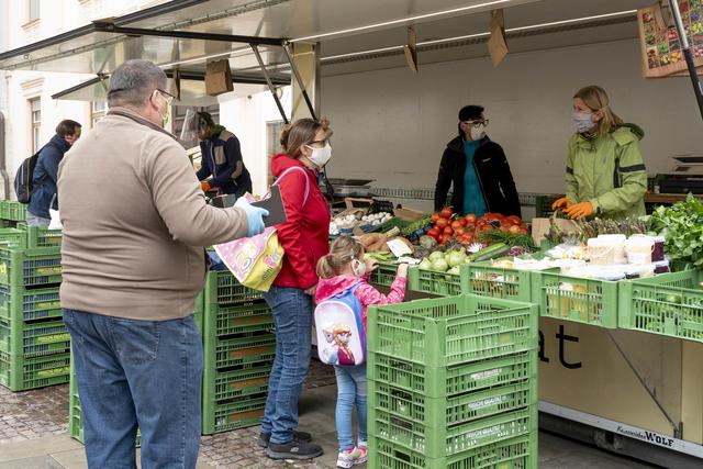Sicherheitsabstand am Leobener Bauernmarkt, alle Kunden tragen eine Schutzmaske. | Foto: Klaus Pressberger