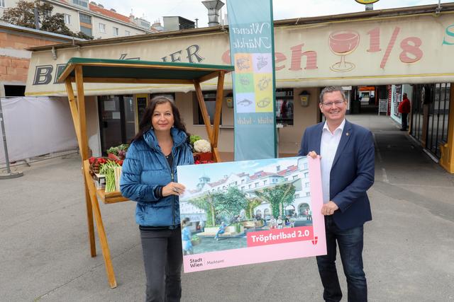 Umweltstadträtin Ulli Sima und Bezirksvorsteher Georg Papai beim Baustart für das Tröpferlbad 2.0 am Schlingermarkt.