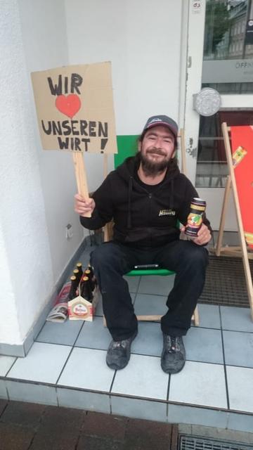 Seit 6 Uhr vor dem Cafè "La Mirage" in der St. Ruprechter Straße | Foto: Privat
