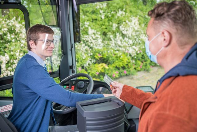 Ab 18. Mai können Fahrgäste ihre Fahrkarten in Regionalbussen und Lokalbahnen wieder direkt beim Fahrpersonal kaufen.
 | Foto: wolfography.at