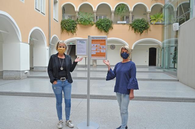 Bürgerservice-Fachbereichsleiterin Sonja Häuselhofer (r.) und Ursula Wolfsteiner  vom Bürgerbüro der Stadt. | Foto: Stadt Bruck