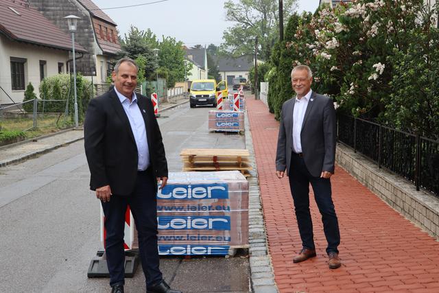 In Obersiebenbrunn tut sich einiges im Straßenbau wie uns Bürgemeister Herbert Porsch und Vize Walter Seehofer zeigen.