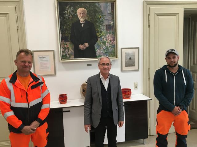 Die ehrlichen Finder Franz Steinbauer (links) und Marcel Grilz (rechts) mit Bürgermeister Hans-Peter Schlagholz | Foto: Stadtgemeinde Wolfsberg