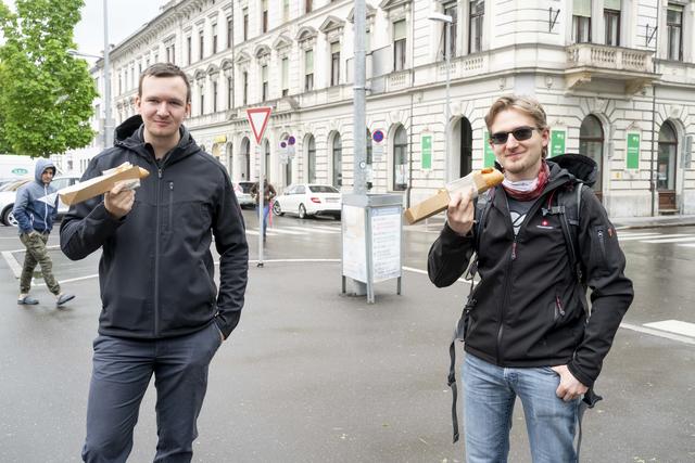Das lange Warten auf ein Hot Dog der "Rabenmutti" hat ein Ende. | Foto: Klaus Pressberger