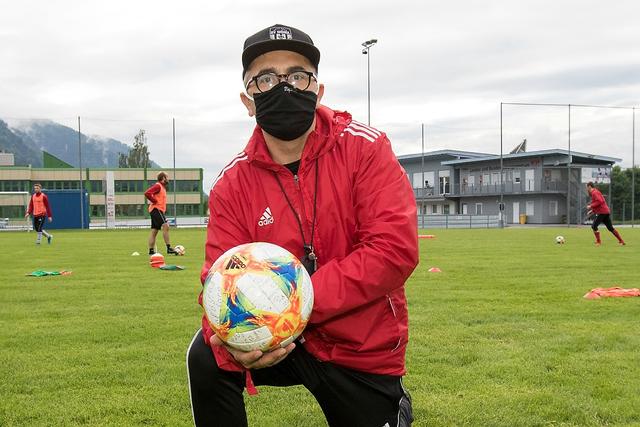 Trainer Husic kam mit Maske, Ball und Trillerpfeife.