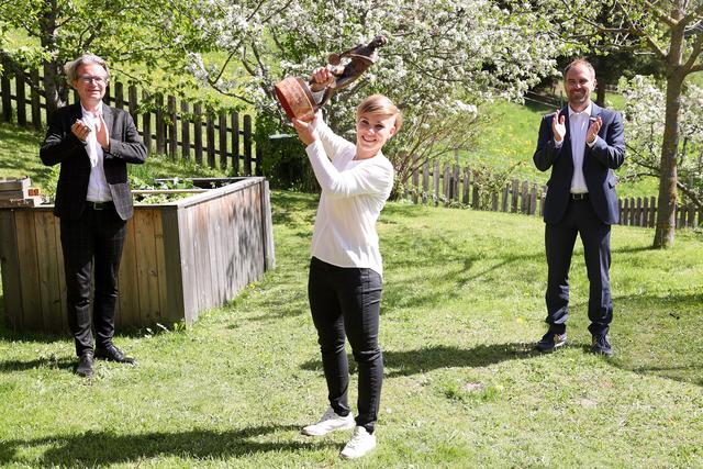 Speedqueen: Nici Schmidhofer und der bronzene Diskuswerfer | Foto: GEPA