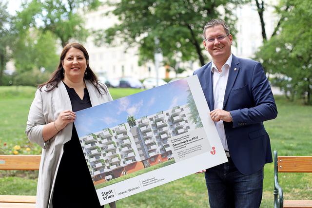 Wohnbaustadträtin Gaal und Bezirksvorsteher Papai bei der Präsentation des Projekts.
  | Foto: Votava/PID